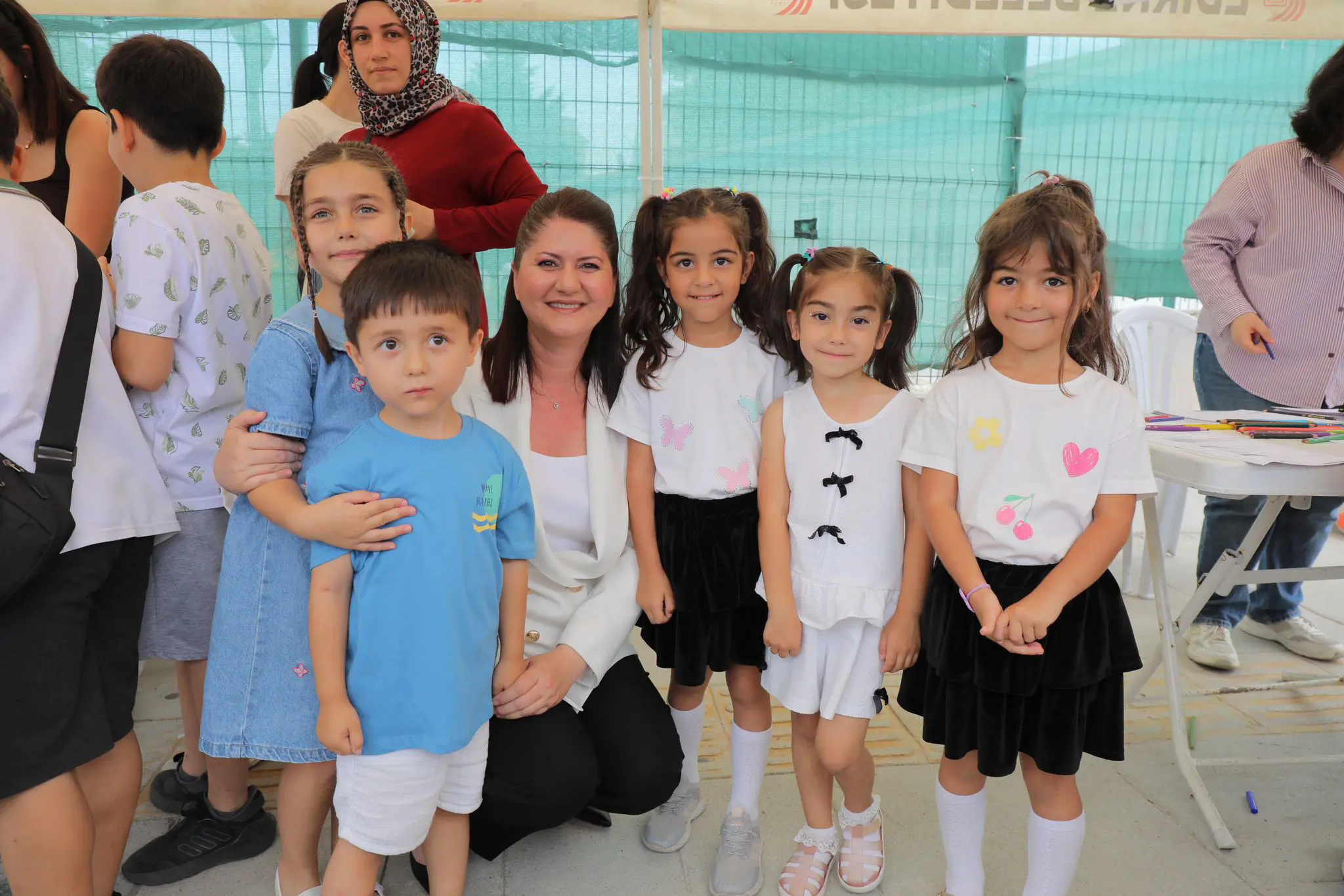 BAŞKAN GENCAN, KARNE GÜNÜNDE ÇOCUKLARLA GÜVENLİ SOKAKTA BULUŞTU galeri görseli